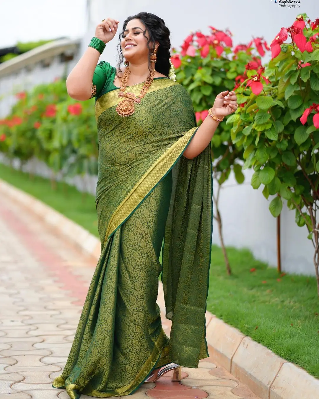 SOUTH INDIAN ACTRESS POORNA STILLS IN GREEN SAREE 3